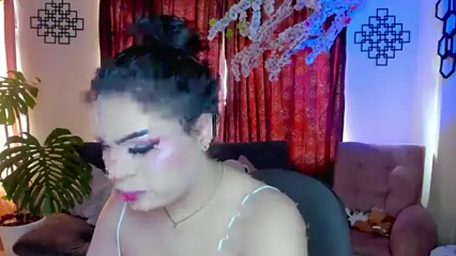 Snapshot of linda_zaam83866 chatting on June 18, 7:41 pm linda zaam83866 online show from June 18, 7:41 pm