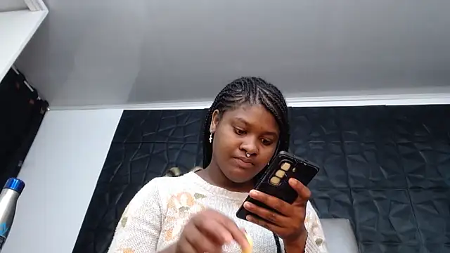 Snapshot of Hanna_Fox_69 chatting on February 22, 9:33 am Hanna Fox 69 online show from February 22, 9:33 am