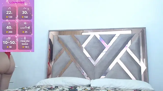 CorinaSmith28 online show from April 10, 9:00 pm