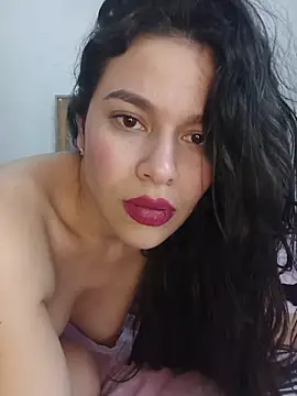 Snapshot of CorinaSmith28 chatting on June 11, 12:32 am CorinaSmith28 online show from June 11, 12:32 am