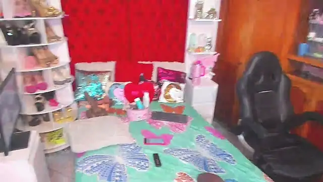 Snapshot of larafoxter chatting on March 13, 8:11 pm larafoxter online show from March 13, 8:11 pm