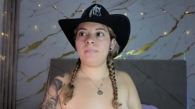 Snapshot of agatha_97_ chatting on September 27, 3:34 am agatha 97 online show from September 27, 3:34 am