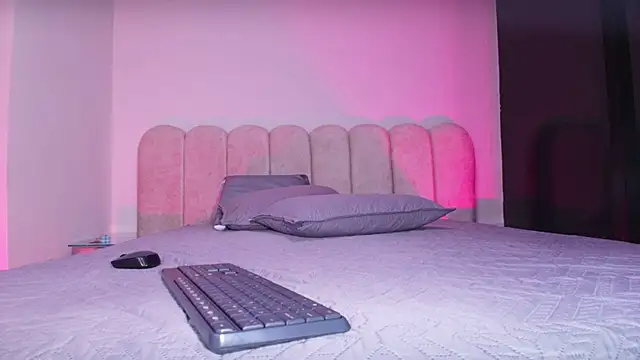 mia stanfort online show from November 28, 7:14 pm