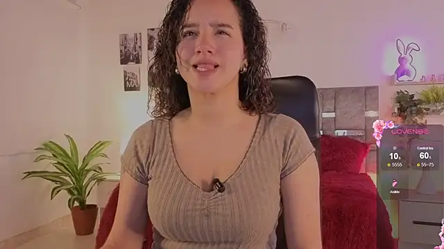 Snapshot of emilyrouxe chatting on June 8, 12:38 pm emilyrouxe online show from June 8, 12:38 pm