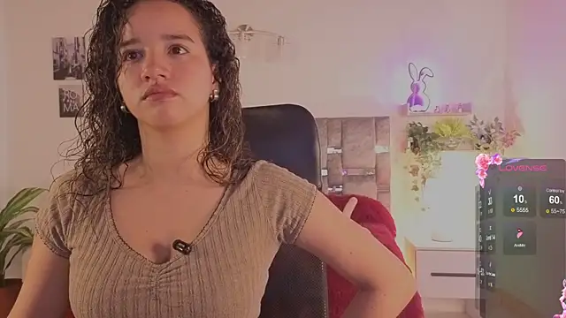 Snapshot of emilyrouxe chatting on June 15, 2:28 pm emilyrouxe online show from June 15, 2:28 pm