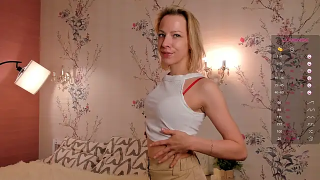 Snapshot of AraGarland chatting on December 3, 8:11 pm AraGarland online show from December 3, 8:11 pm