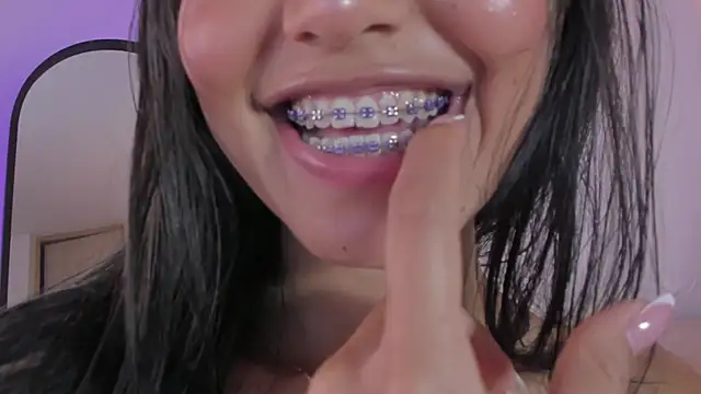 sara gwen online show from March 13, 5:22 am