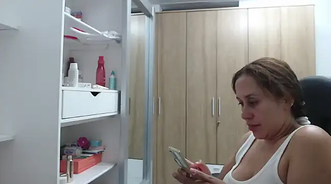 Snapshot of RoxanaLove9 chatting on February 15, 11:14 pm RoxanaLove9 online show from February 15, 11:14 pm