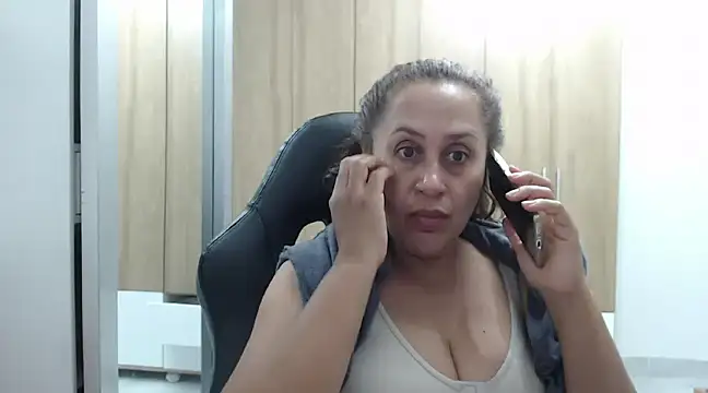 Snapshot of RoxanaLove9 chatting on February 10, 1:24 am RoxanaLove9 online show from February 10, 1:24 am
