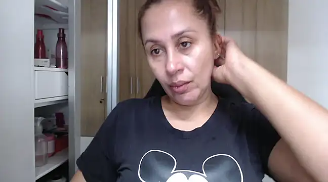 Snapshot of RoxanaLove9 chatting on February 11, 6:44 pm RoxanaLove9 online show from February 11, 6:44 pm
