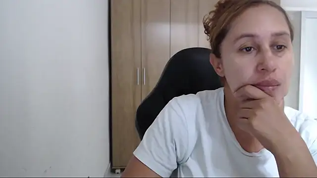 RoxanaLove9 online show from November 20, 5:46 pm