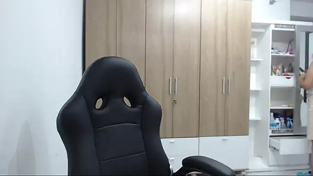 RoxanaLove9 online show from December 5, 8:50 pm