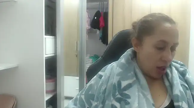 Snapshot of RoxanaLove9 chatting on February 19, 2:12 am RoxanaLove9 online show from February 19, 2:12 am