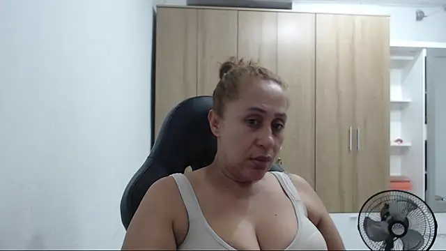 RoxanaLove9 online show from May 10, 1:09 am