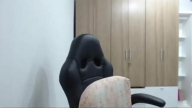 RoxanaLove9 online show from November 18, 9:18 pm