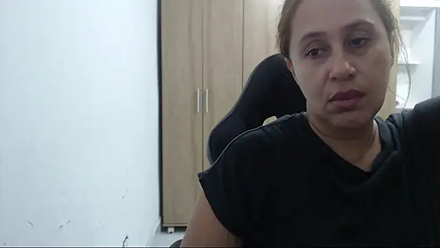 Snapshot of RoxanaLove9 chatting on June 19, 2:17 am RoxanaLove9 online show from June 19, 2:17 am