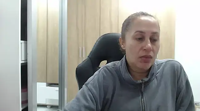 Snapshot of RoxanaLove9 chatting on February 9, 3:43 am RoxanaLove9 online show from February 9, 3:43 am