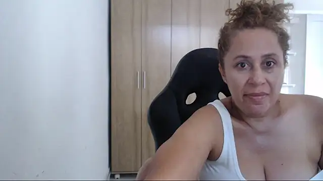 RoxanaLove9 online show from May 3, 8:23 pm