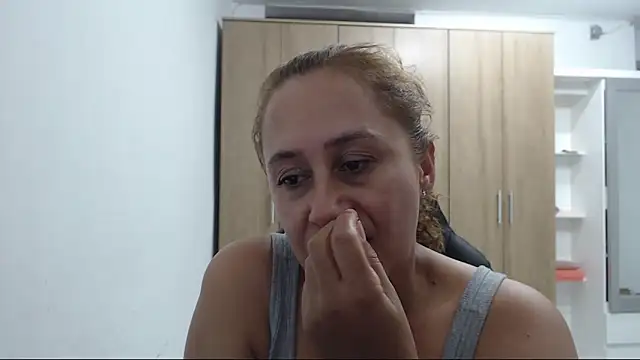 Snapshot of RoxanaLove9 chatting on June 7, 10:48 pm RoxanaLove9 online show from June 7, 10:48 pm