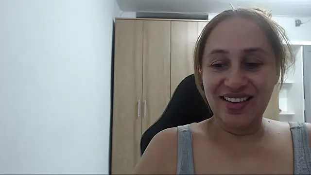 Snapshot of RoxanaLove9 chatting on June 17, 11:03 pm RoxanaLove9 online show from June 17, 11:03 pm
