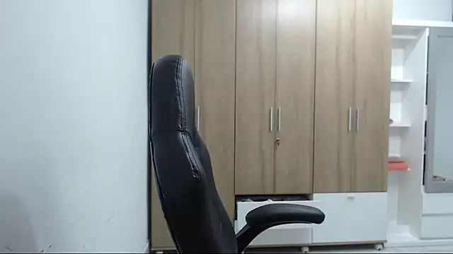 Snapshot of RoxanaLove9 chatting on June 15, 10:09 pm RoxanaLove9 online show from June 15, 10:09 pm