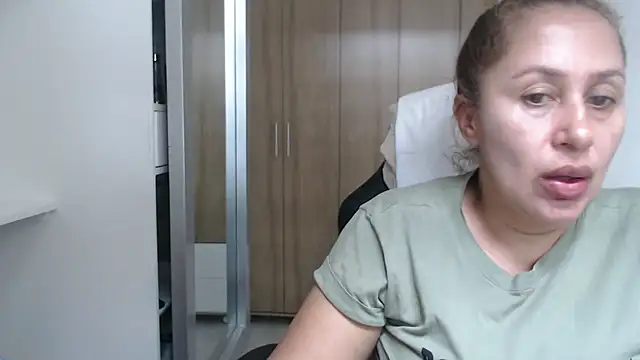 Snapshot of RoxanaLove9 chatting on March 18, 5:33 pm RoxanaLove9 online show from March 18, 5:33 pm