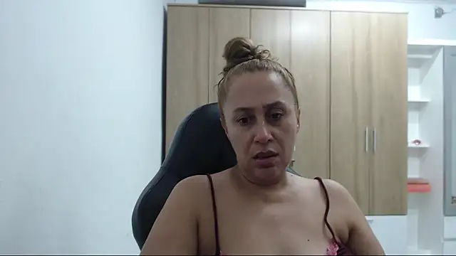 RoxanaLove9 online show from May 12, 1:35 am
