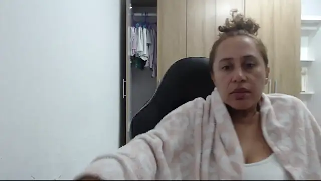 RoxanaLove9 online show from April 19, 2:23 am