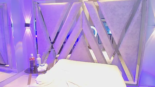 Annie9  online show from March 3, 2:57 pm