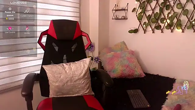 Snapshot of EmberEyes_999 chatting on November 11, 8:36 pm EmberEyes 999 online show from November 11, 8:36 pm