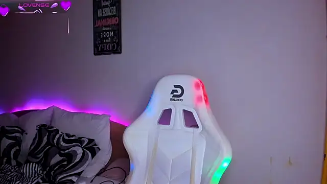 Snapshot of AdellaLoveX chatting on November 28, 5:40 am AdellaLoveX online show from November 28, 5:40 am