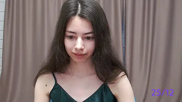 Snapshot of sweet_sweet_angel chatting on December 25, 9:45 am sweet sweet angel online show from December 25, 9:45 am