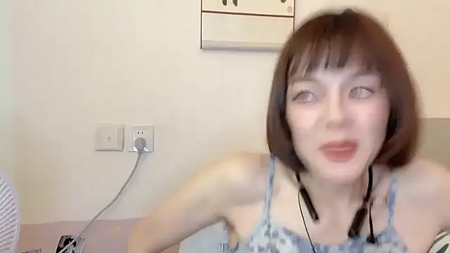 Snapshot of Linda-LL chatting on October 13, 5:42 am Linda-LL online show from October 13, 5:42 am