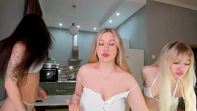 hannah x x  online show from March 16, 8:32 am