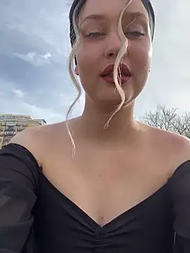 Snapshot of KikiWatson chatting on March 15, 7:09 am KikiWatson online show from March 15, 7:09 am