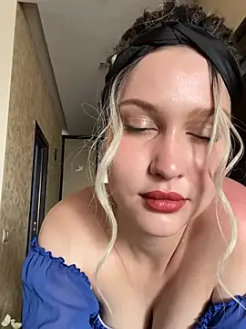 Snapshot of KikiWatson chatting on March 15, 10:13 am KikiWatson online show from March 15, 10:13 am