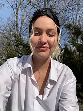 Snapshot of KikiWatson chatting on March 10, 7:11 am KikiWatson online show from March 10, 7:11 am