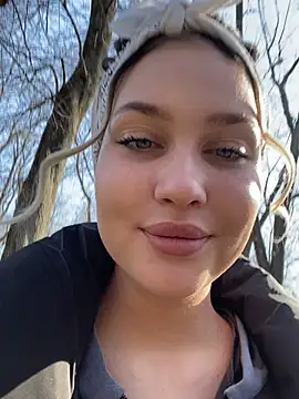 Snapshot of KikiWatson chatting on March 12, 7:13 am KikiWatson online show from March 12, 7:13 am