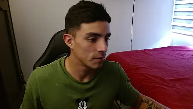 Snapshot of kv___xxx_ chatting on October 15, 8:06 pm kv   xxx  online show from October 15, 8:06 pm