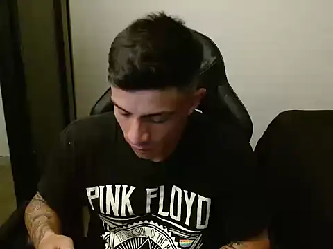 Snapshot of kv___xxx_ chatting on October 28, 12:22 am kv   xxx  online show from October 28, 12:22 am