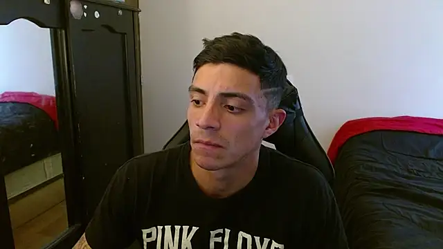 Snapshot of kv___xxx_ chatting on October 8, 7:47 pm kv   xxx  online show from October 8, 7:47 pm