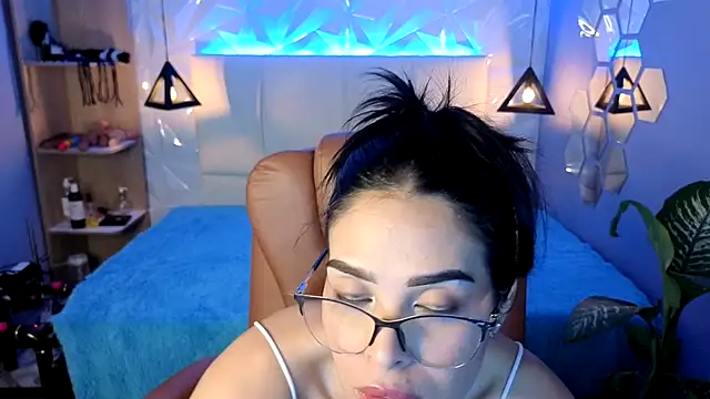 Snapshot of AlessiaVal_ chatting on November 12, 2:54 pm AlessiaVal online show from November 12, 2:54 pm