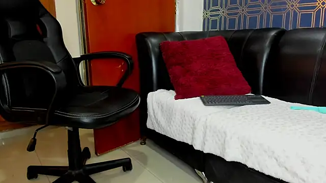 yulianademond66 online show from March 11, 11:15 pm