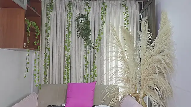 HannaRhodes online show from April 8, 3:24 pm