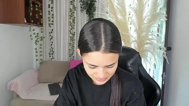 HannaRhodes online show from April 1, 1:41 pm