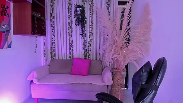 HannaRhodes online show from April 3, 1:50 pm