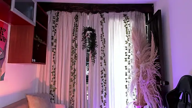 HannaRhodes online show from April 18, 1:46 pm