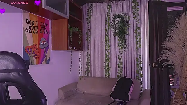 HannaRhodes online show from March 15, 1:07 pm