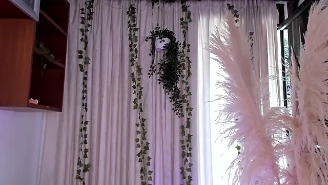 HannaRhodes online show from April 18, 7:07 pm