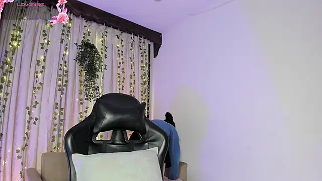 HannaRhodes online show from November 25, 2:06 pm